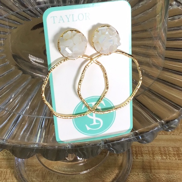 TAYLOR SHAYE EARRINGS❤️ - Picture 1 of 4